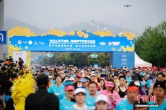 2026曲靖罗平花海马拉松开跑 超两万名跑者畅游花海