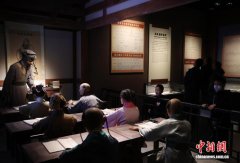 宁夏银川：西夏陵博物馆引游人